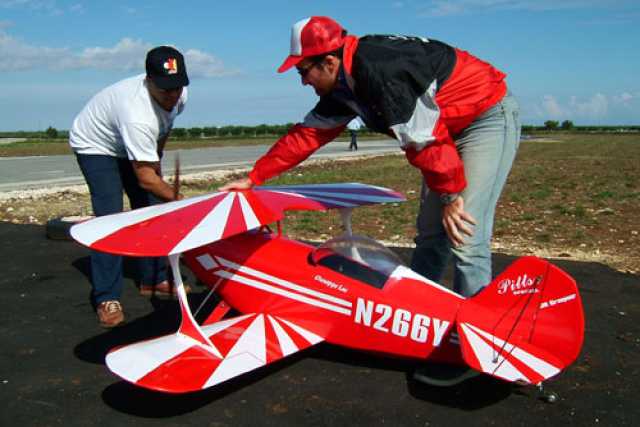 Volteggi, gare di velocit� e precisione: � il mondo dell'aeromodellismo