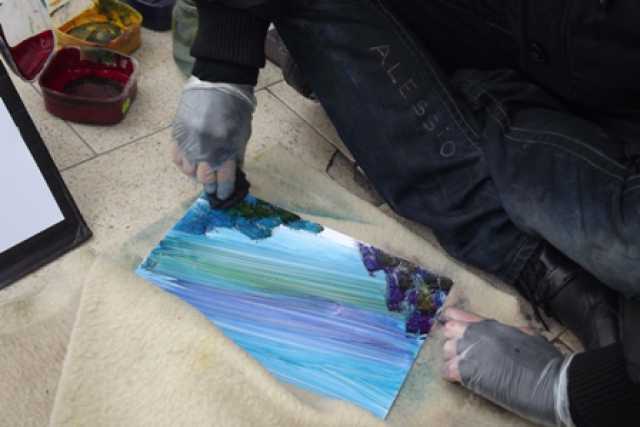 Alessio, artista di strada girovago: �A Bari non vendo molto, ma qui c'� calore�