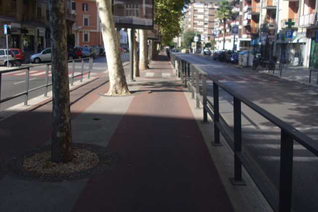 Pista ciclabile di Viale Unit� d'Italia, attenzione a crepe e pericoli 