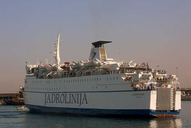 Il comandante di una nave? E' pure prete, sindaco e poliziotto