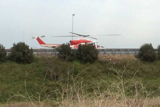 Bari, grave incidente: sulla 16 bis atterra un elicottero. Foto