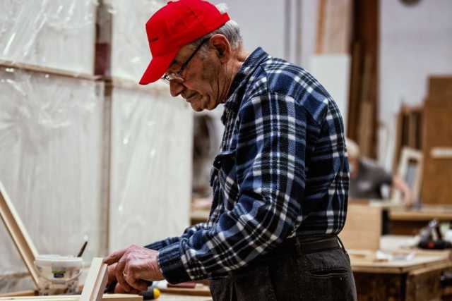 La storia di Gaspare, 85enne falegname barese: �Continuo a lavorare il legno con le mie mani�