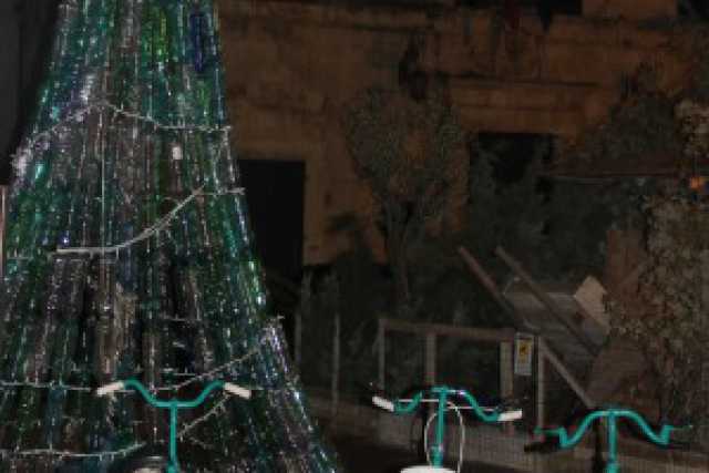 Ruvo di Puglia, in piazza un albero di Natale che si illumina pedalando