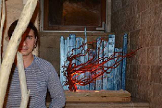 Frank Sisca: scolpire il legno portato a riva dal mare