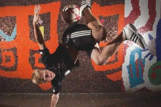 Arriva il calcio freestyle, virtuosismi e acrobazie con il pallone