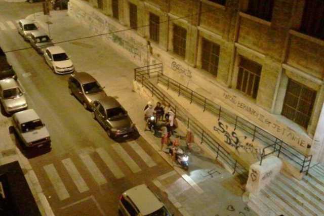 Liceo Flacco, ragazzi incappucciati disegnano svastiche: le foto