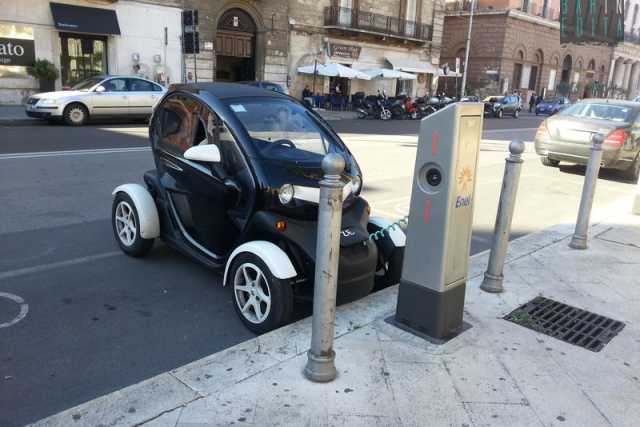 Bari, flop dell'auto elettrica: 25 colonnine per la ricarica inutilizzate