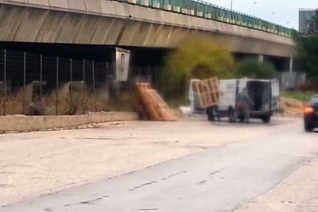 Japigia, rifiuti sotto il ponte. La Renauto: �Rammarico e condanna�