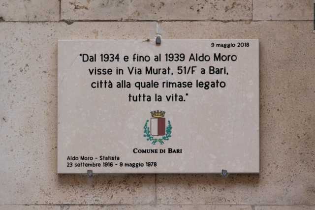 Bari, �Aldo Moro non visse l�: la targa in onore del politico messa nel posto sbagliato