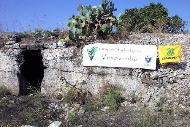 Tra topi e rifiuti, lo stato di abbandono dell'ipogeo La Caravella
