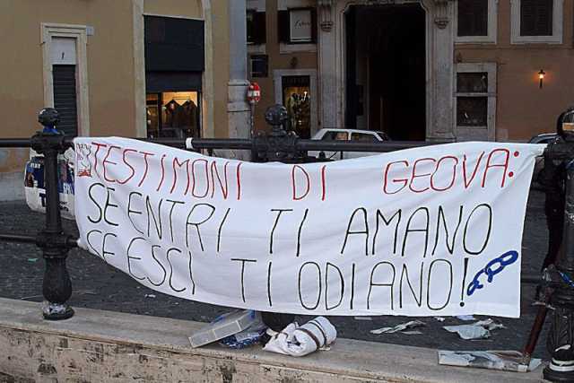 Fratello fa causa ai capi dei Testimoni di Geova: sono stato discriminato
