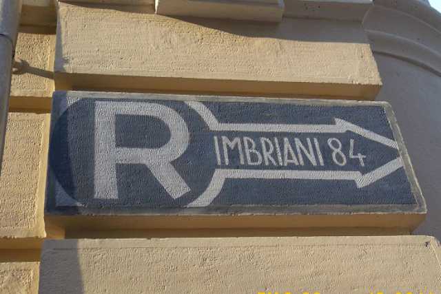 Frecce, lettere e sirene: i segni e la mappa dei rifugi antiaerei di Bari