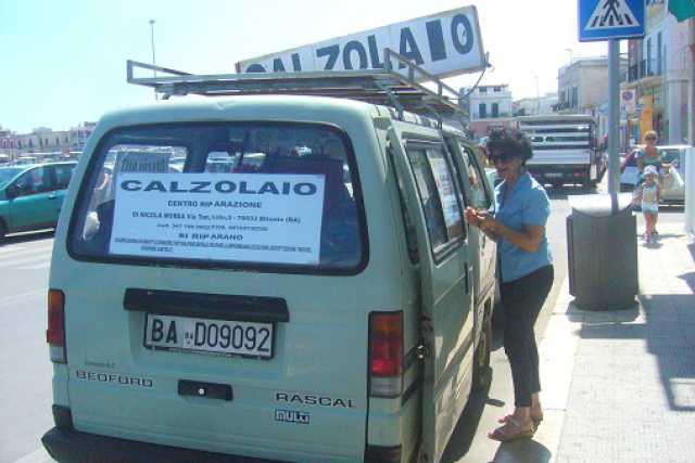 Mestieri anti crisi: una coppia di Bitonto si inventa il ''calzolaio itinerante''