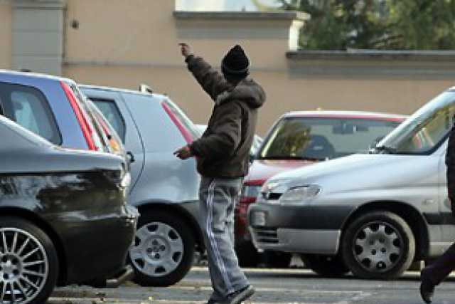 Parcheggiatori abusivi, dietro c'� la malavita: �Tutti i soldi a un capo� 