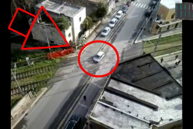 Bari, in via Oberdan il passaggio a livello dell'anarchia: video