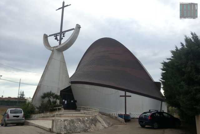 Rutigliano, uomo che piange sangue in chiesa: il prete ci sbatte la porta in faccia. Video