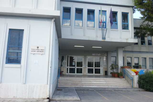 La Santomauro si allaga: a mollo i 6mila libri della biblioteca di Carrassi