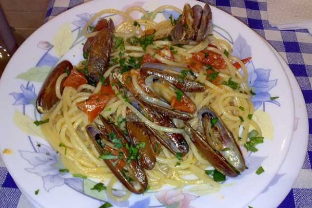 I datteri di mare: �Vietati s�, ma basta "conoscere" per comprarli a 50 euro al chilo�