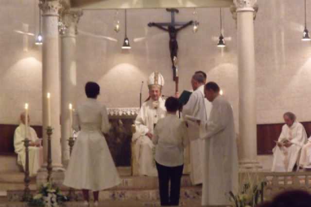 Abito e fede nuziale: due vergini si sposano. Con Ges�