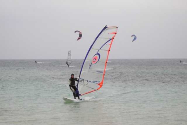 Il surf a Bari tra vandali e scogli pericolosi, alla ricerca dello ''spot''
