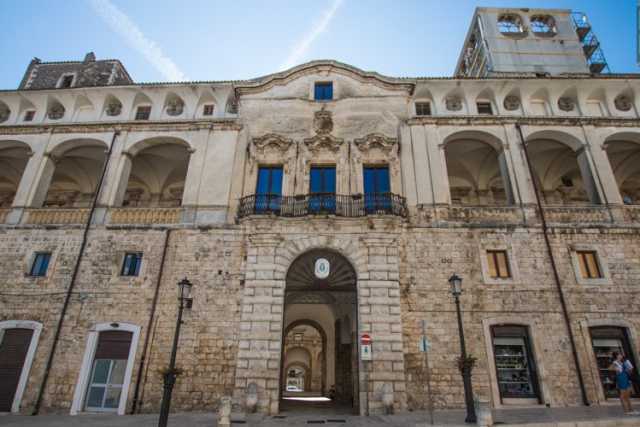 Chiese, palazzi e torri: alla scoperta della suggestiva piazza dei Martiri di Acquaviva