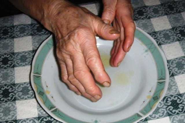 Sale, olio e preghiere: contro invidia e malefici c'� l'antico rito dell'"affascino"
