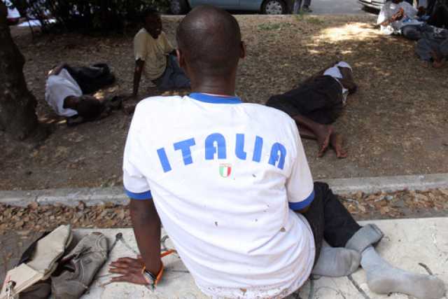 Bari, via Cairoli: immigrato si recide le vene davanti a un ufficio pubblico