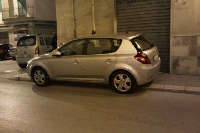 Molfetta, comizio della Finocchiaro: l'auto blu parcheggia sul marciapiede