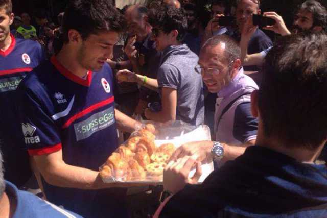 Bari, i giocatori offrono la colazione ai tifosi in coda per il biglietto: video