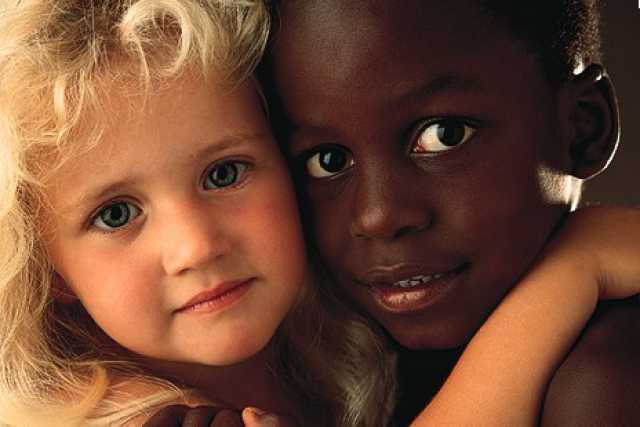 I colori del mondo: �Aiutiamo ad adottare un bambino�. E non � facile