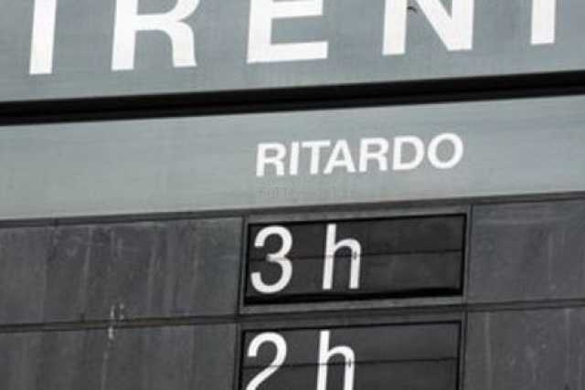Treni regionali, un'odissea: ritardi cronici e nessuna possibilit� di rimborso