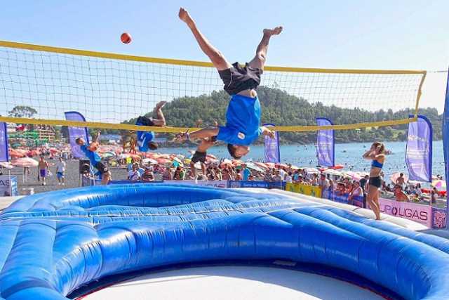 Trampolini, materassi e acrobazie: in Puglia sbarca lo spettacolare "bossaball"