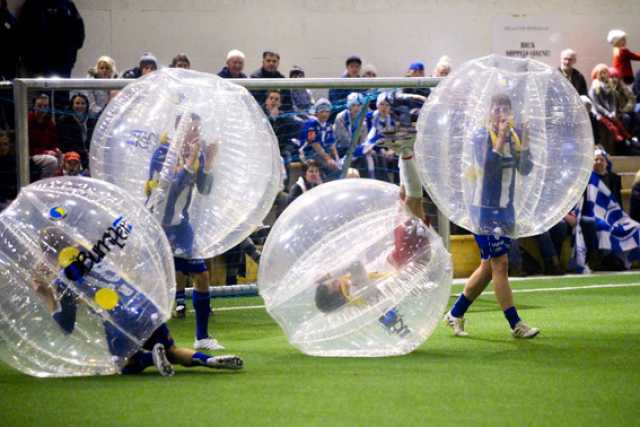 Bisceglie, calciatori in bolle di plastica e botte a gog�: � il bubble soccer