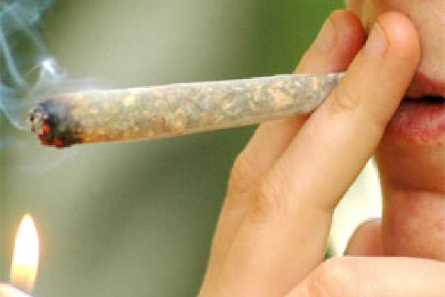 Gli spinelli? Fanno passare la tosse e aiutano con il sesso: tutti i falsi miti