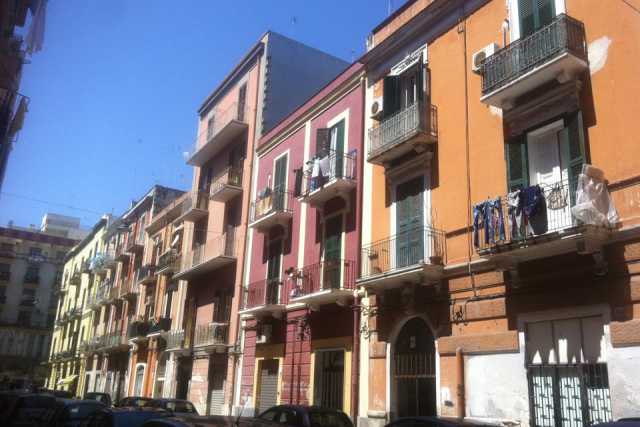 Le palazzine ''color pastello'', vero simbolo di Bari: ma sono a rischio