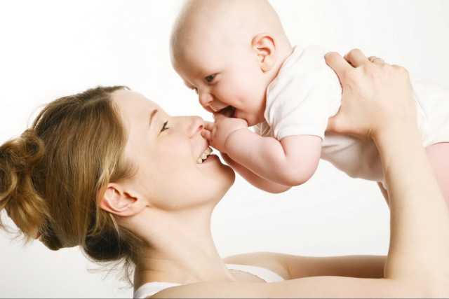 �Mamma e neonato non vanno mai allontanati: c'� il ''primo sguardo''�