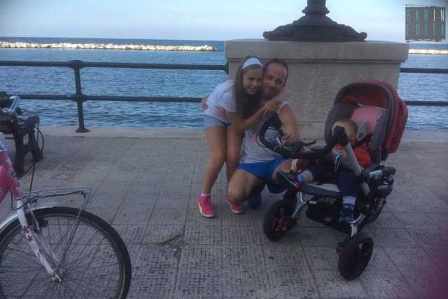 La storia di Fabio, il barese che corre sul lungomare con il passeggino