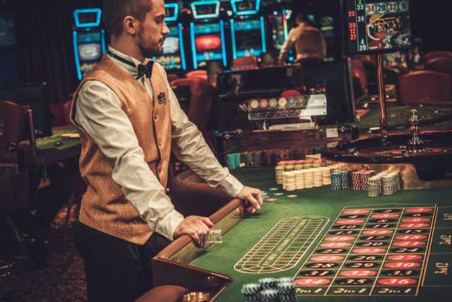 Come si diventa un croupier e quanto si guadagna