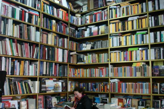 Feltrinelli: in libreria ci si incontra, si legge ma non si acquista
