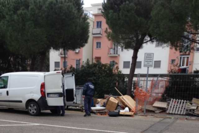 Campus, studenti sommersi da immondizia e rifiuti chimici