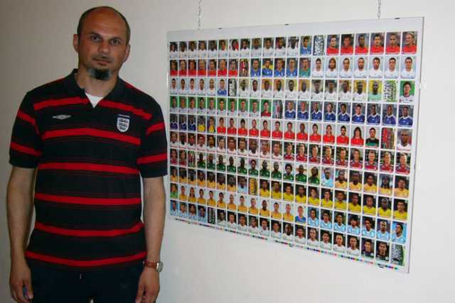 Album dei calciatori, che passione. E c'� Gianni che ne possiede 3mila