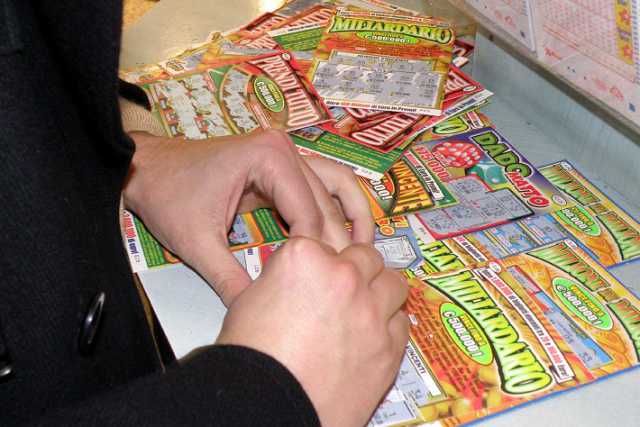 Gioco d'azzardo: sempre pi� donne tentano la fortuna, per disperazione