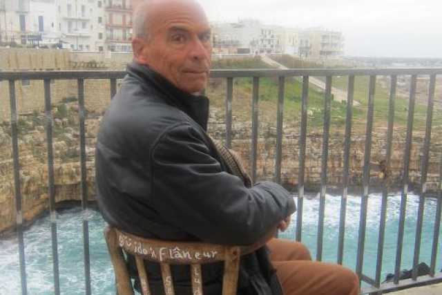 Guido ''il Fl�neur'', il poeta che scrive versi sulle porte di Polignano