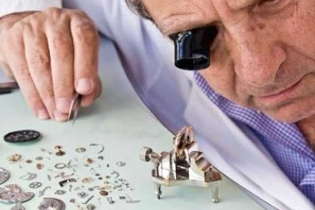 Il mestiere dell'orologiaio, stretto nella morsa di gioiellerie e cellulari
