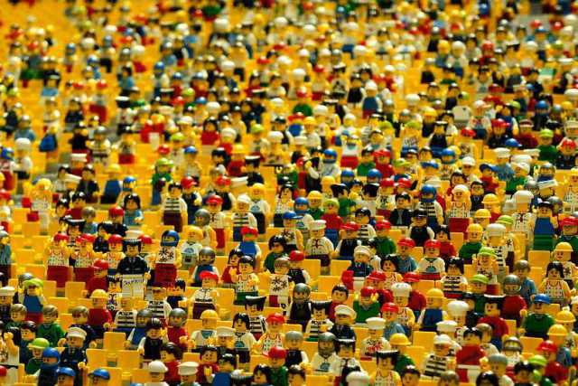 Lo street artist "Pao" disegner� murales a Bari: protagonisti i personaggi della Lego