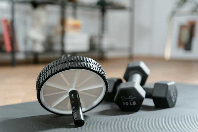 Come scegliere gli attrezzi per una palestra in casa senza occupare troppo spazio?