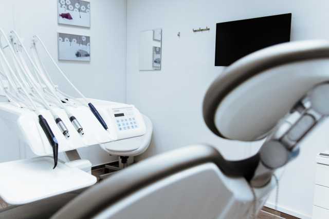 Cure Dentali in Albania: Il Fenomeno del Turismo Odontoiatrico tra Risparmio e Rischi
