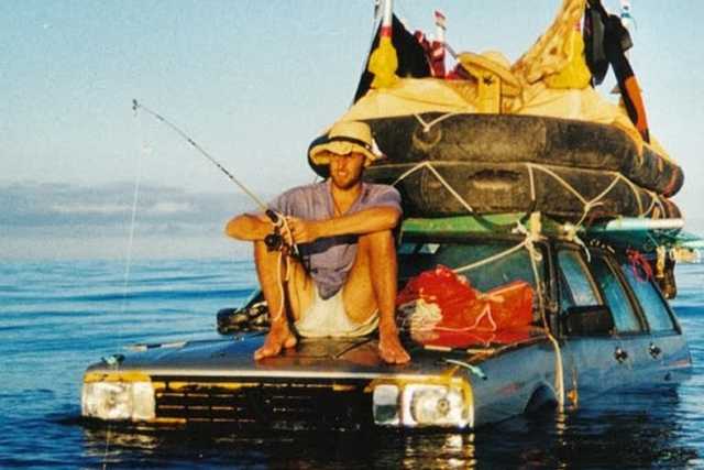 In mare con un'auto imbottita di polistirolo: la scommessa di un 39enne ligure