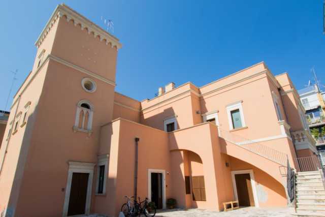 Leggendari presepi e silenziose cappelle: � Palazzo Caleno, simbolo del "vecchio" Picone