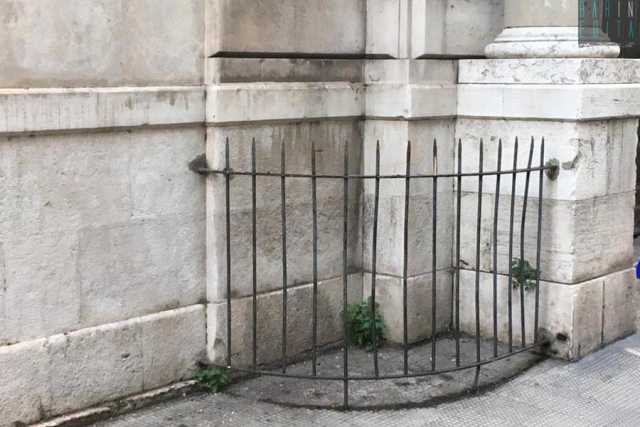Recinzioni e coni di malta agli angoli di antichi palazzi: barriere antiladro o antipip�?